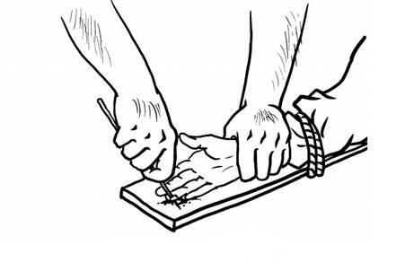 Le torture del PCC: Bambù affilati vengono usati per ferire le mani dei praticanti del Falun Gong; spesso vengono infilati sotto le unghie per torturare la vittima.