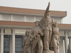 Simbolo della violenza del PCC: Davanti al Mausoleo di Mao Zedong c'è il Monumento agli eroi del popolo, di cui fa parte questa scultura.